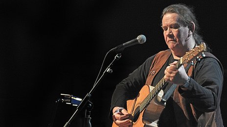 Dick Gaughan Plays Backstage