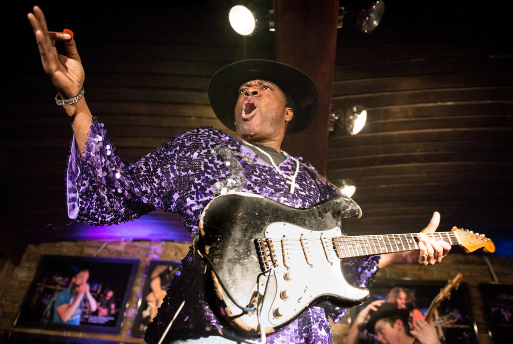 Carvin Jones Plays Backstage Kinross